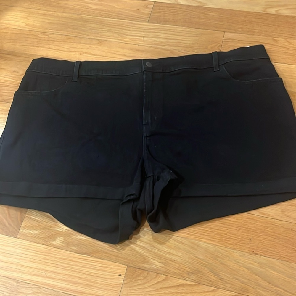 Old Navy women’s plus size black mid rise jean short size 22 .
